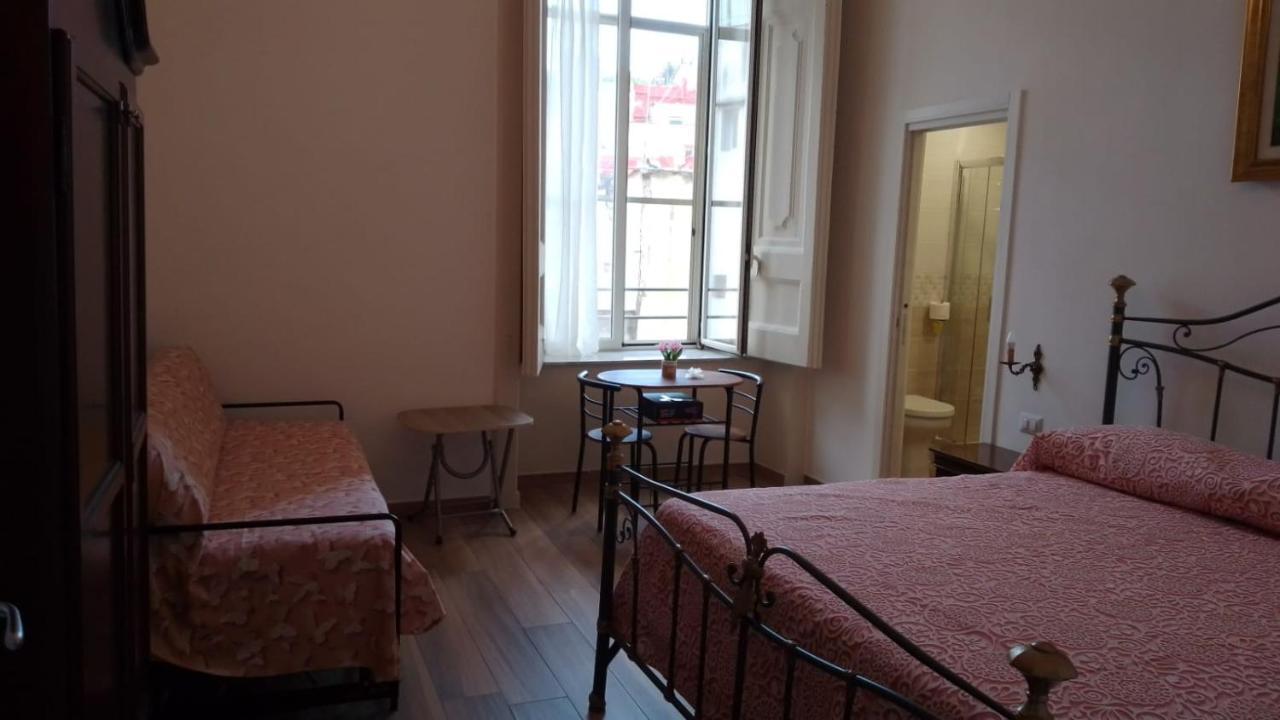 B&B Palazzo Sersale Napoli エクステリア 写真
