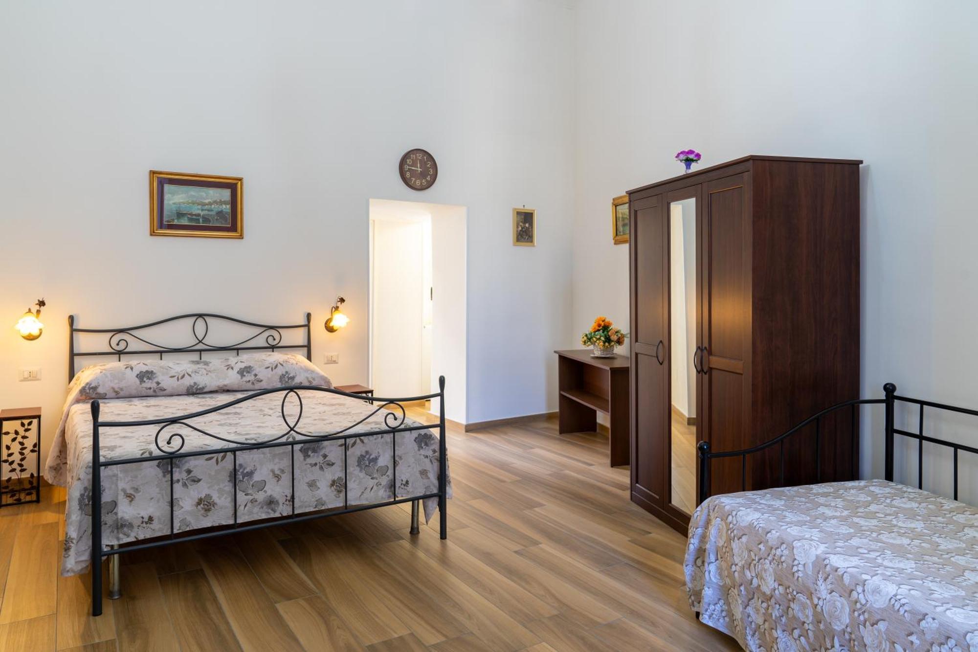 B&B Palazzo Sersale Napoli エクステリア 写真