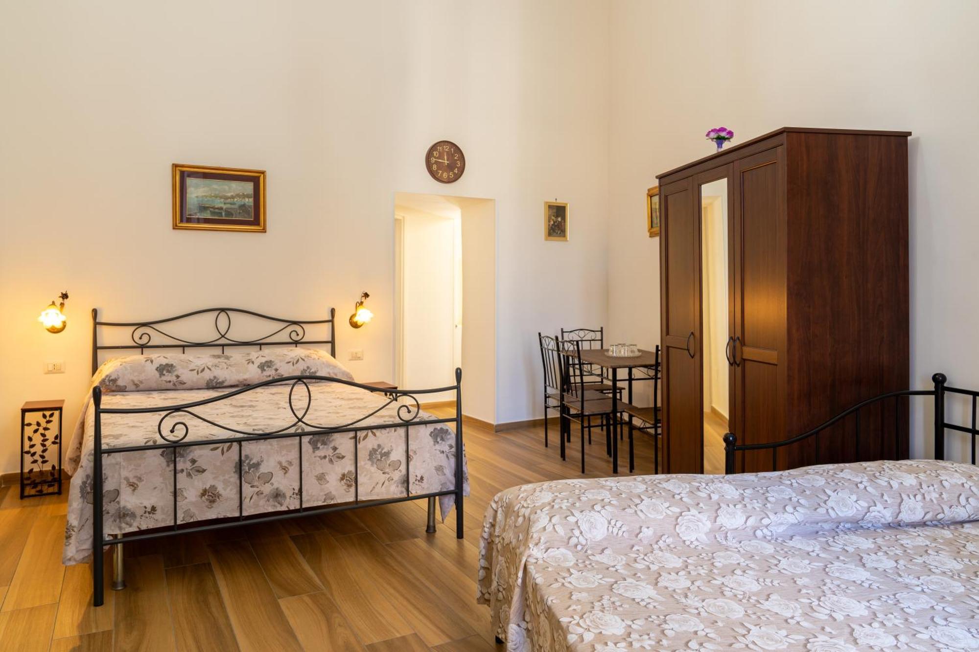 B&B Palazzo Sersale Napoli エクステリア 写真